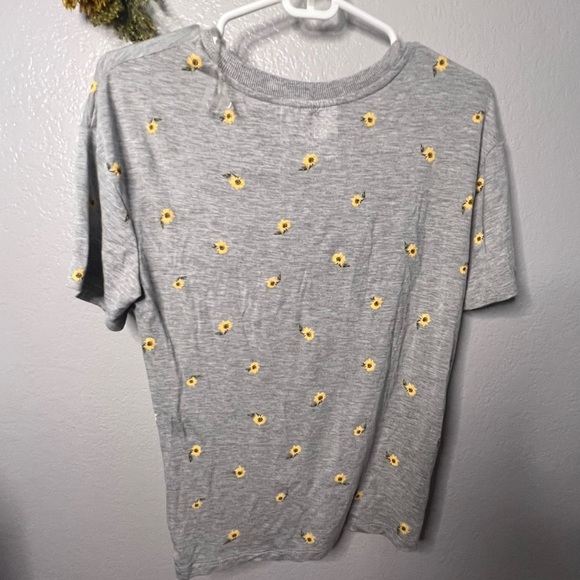No Boundaries | daisy embroidered grey tee with knot tie front. Medium. NWoT - Picture 5 of 11